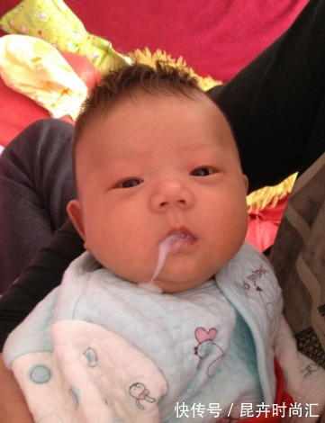 脾胃|这4个动作一出现,是宝宝在告诉你“我吃饱了”,再喂会伤脾胃