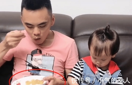 偷吃|奶爸趁娃不注意“偷吃”,萌娃发现后“给一巴掌”的反应绝了