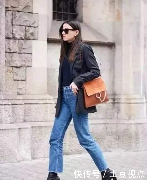 小脚裤配短靴不流行了，2020年流行这条“裤子”配短靴，保暖时髦