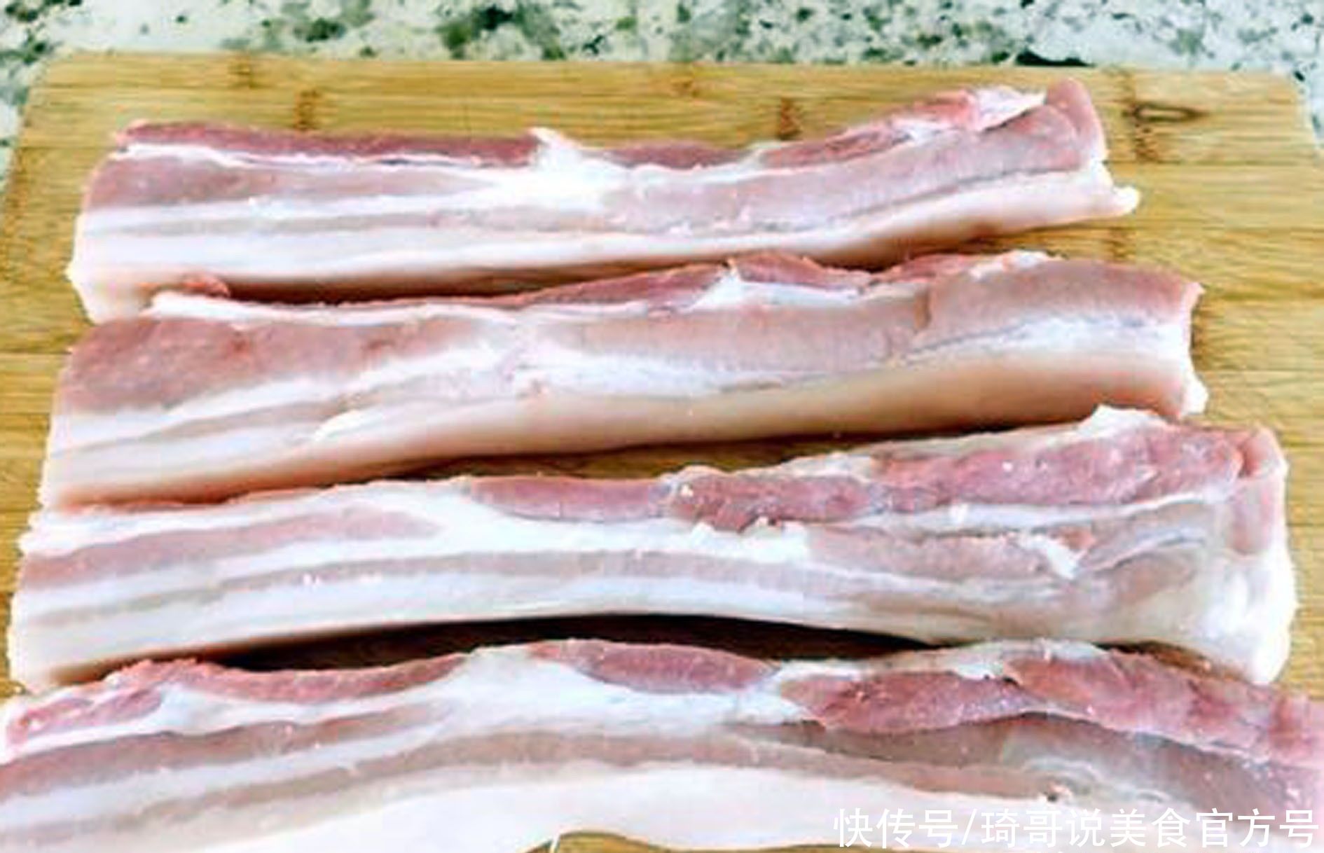  高度白酒|腌腊肉时，别用烟熏了，多加“这味料”，腊肉保存久，咸香味道好