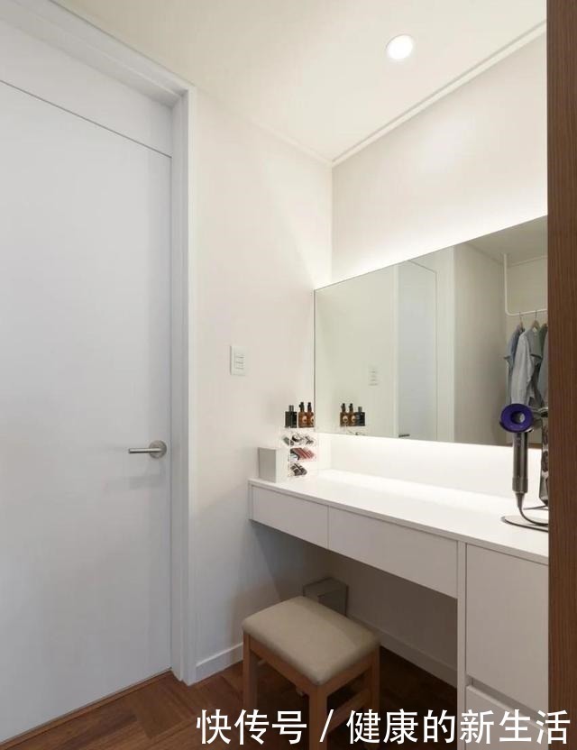 夫妻俩|别人装门位置他们家拆掉,玄关加门包成一间房,装修让人眼前一亮!