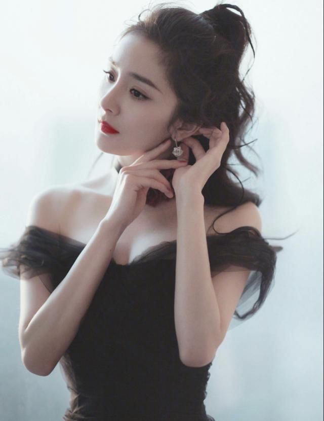 “漫画腰”作者喊话杨幂后删文，不怪粉丝反应激烈，杨幂确实无辜