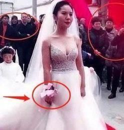“冰冻新娘”走红,双手冻得发紫还面带微笑,网友:结婚真不容易