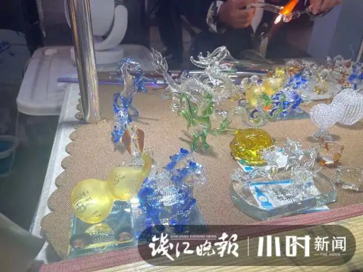 美院|夜市里，戴墨镜的小伙“妙手生花”，还每天“撒狗粮”