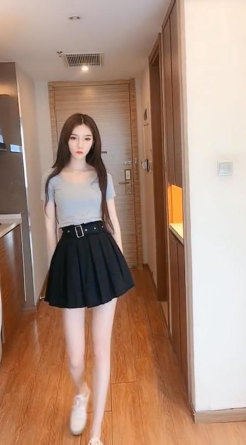 身材|大长腿配黑色短裙，是个男人都喜欢吧，性感身材曲线太吸睛