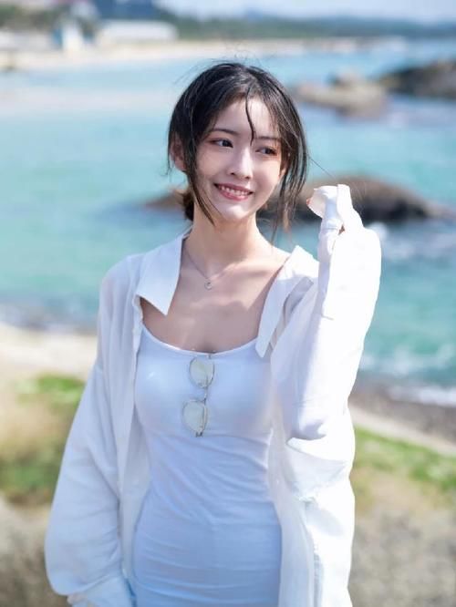 小姐姐真是少女感十足，吊带紧身短裙搭配运动鞋，减龄显瘦又时髦