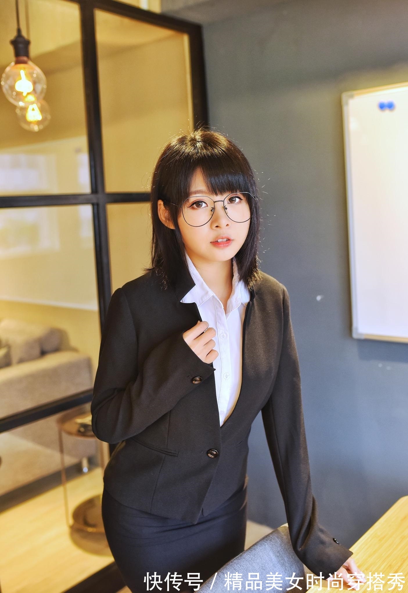 套裙 简约的白色衬衫,经典又干练,很是适合职场穿搭