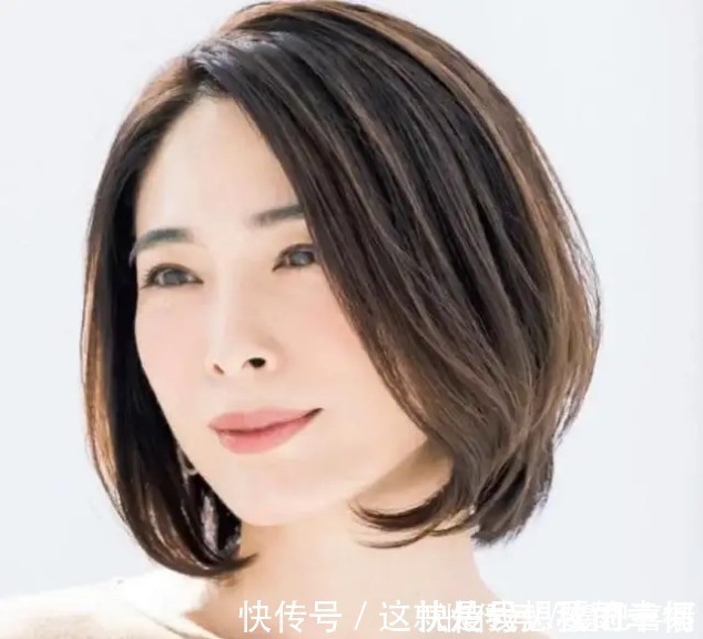 烫发 55岁左右的女人,还在留长直发吗,建议烫这几种发型,优雅好看