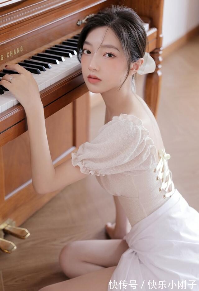 上衣 优雅苗条的美女,身材好,再搭配背部绑带上衣,很有时尚气质