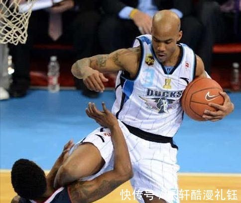 上海队|不讲武德,国骂回怼!李春江不惯着马布里的臭毛病为本土教练立威