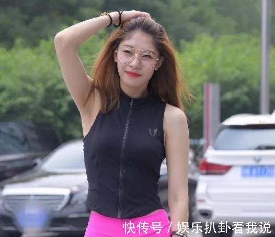 防晒 玫红色瑜伽裤搭配无袖短袖,这种穿搭真是绝了!