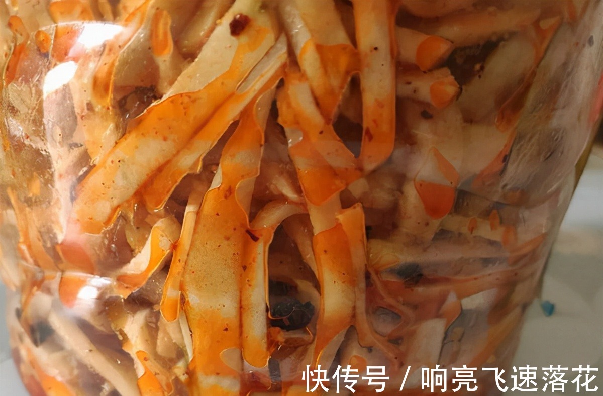 腌芥菜，只放盐不好吃，80奶奶教我3招，脆爽入味，我每年腌一缸！