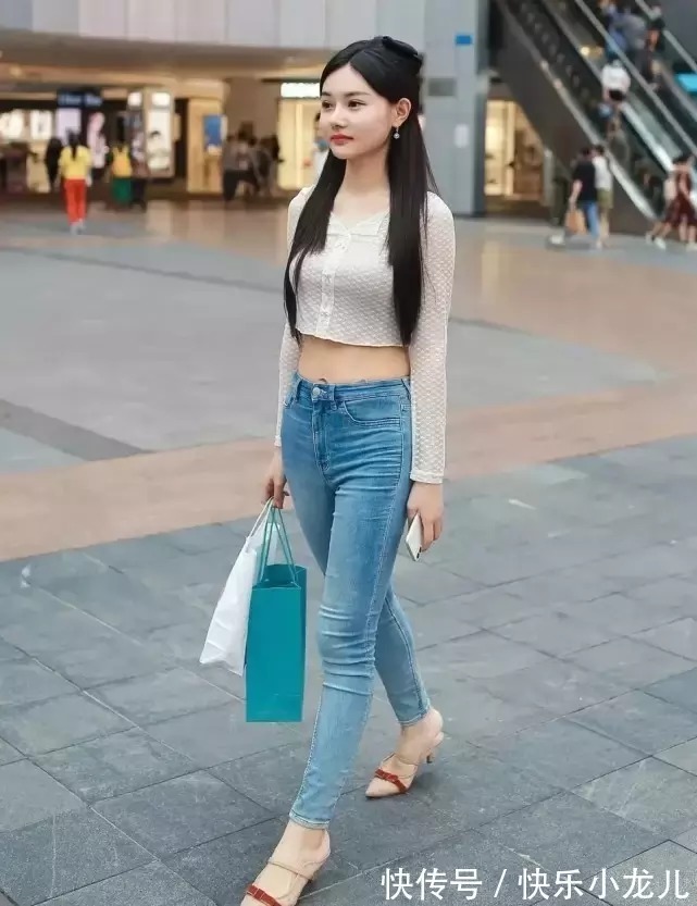 优雅 白色的小衫配蓝色牛仔裤,气质优雅又温婉,美得清新又大方