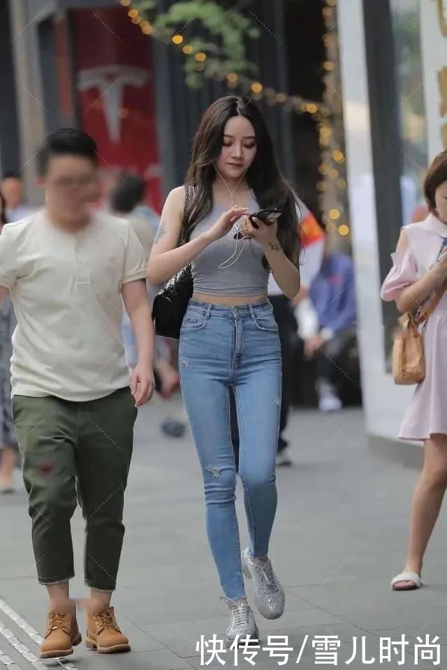 上衣|灰色短款上衣与浅色牛仔裤搭配,展现出满满的休闲范儿