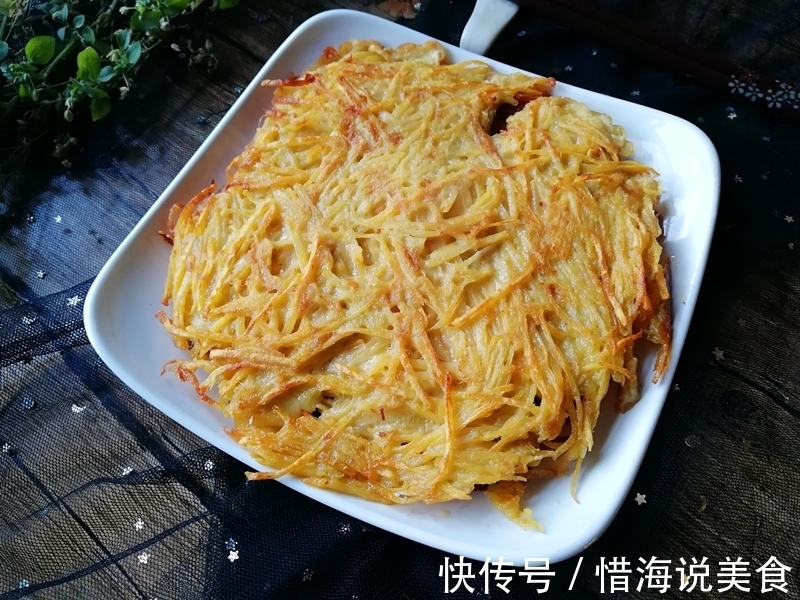 两个鸡蛋,一个地瓜,搅一搅,煎一煎,一会就做出一份早餐鸡蛋饼