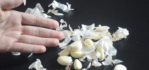 蒜皮|剥大蒜别再用刀拍了，只需借助它，快速又不伤手，方法太棒了