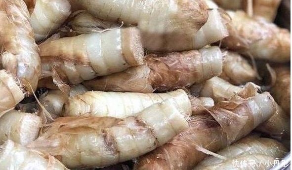 70岁大爷路边卖“稀罕”小吃,很多人没有吃过,尝过后抢着买!