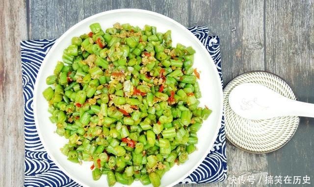 炒豆角,最不该直接下锅炒!请您记住这一妙招,豆角入味,不发黄