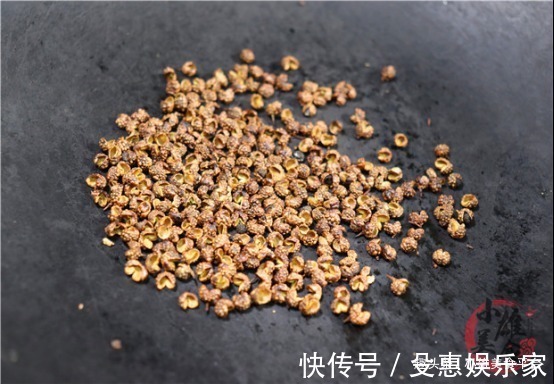 炸酥肉，用面粉还是淀粉，都不对！大厨教你正确做法，酥脆不回软