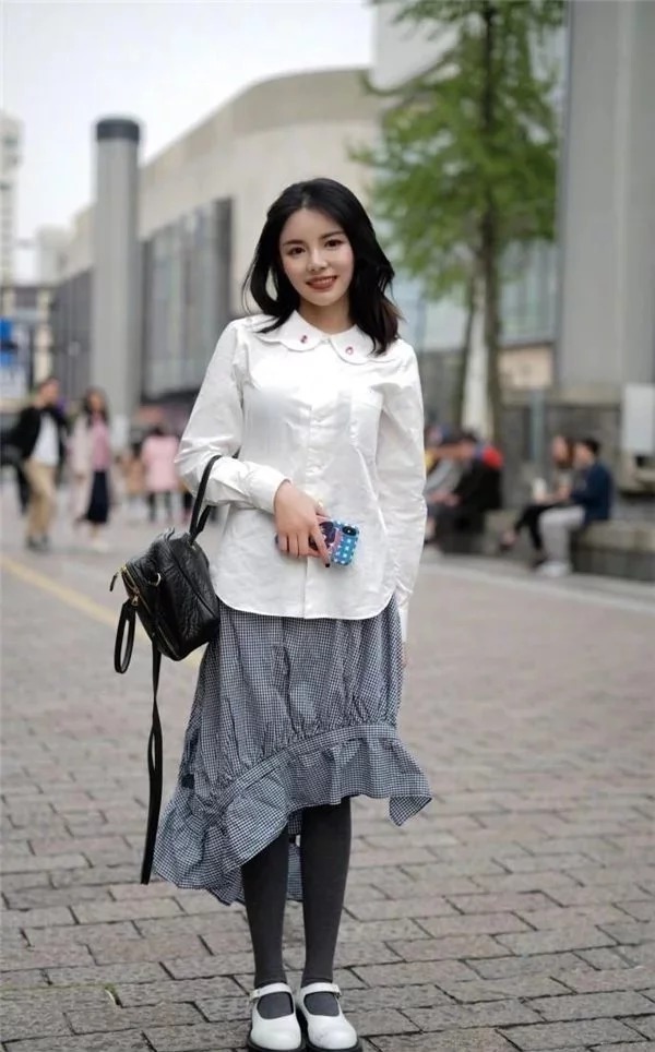 街拍:笑容甜美的小姐姐,穿着拼色外套,显得青春靓丽