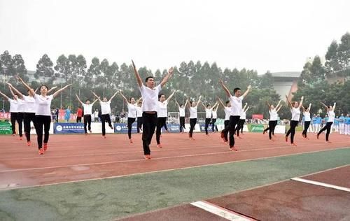 全民健身|体育运动不分男女老少，即使在家里也要坚持锻炼身体，养成好习惯