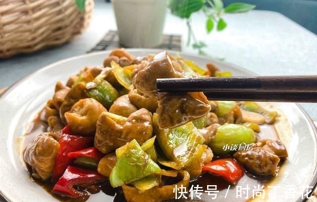 水淀粉|做尖椒肥肠,先炒肥肠还是尖椒?大厨分享做法,肥肠软烂又有嚼劲