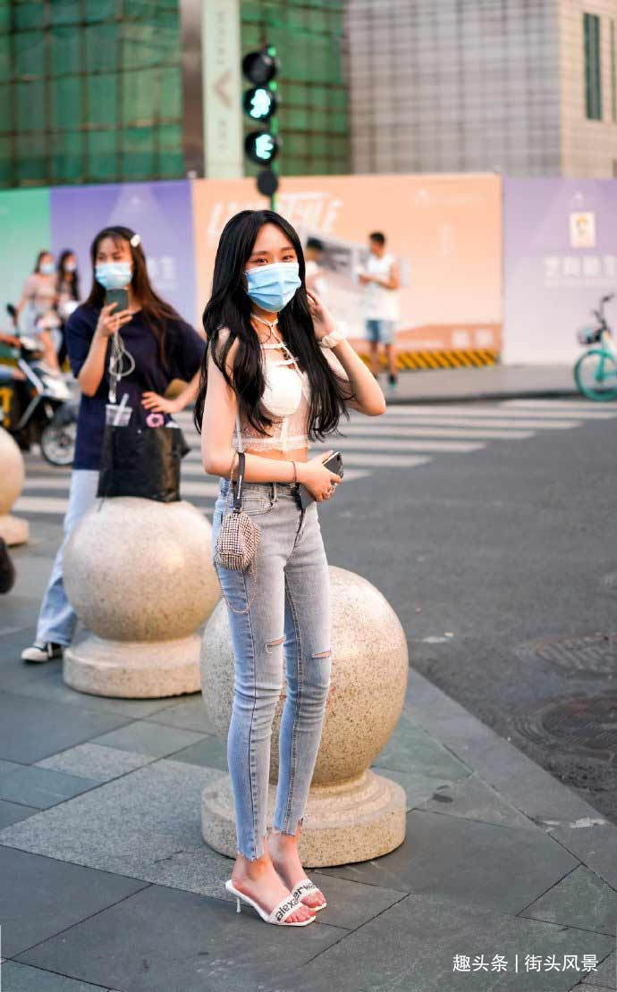 小姐姐真会穿！蕾丝“眼镜”衣直接穿出门，搭配牛仔裤真个性！