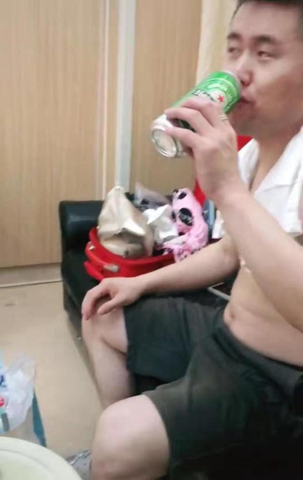 爸爸妈妈|儿子受伤住院,爸爸妈妈在一旁“开怀畅饮”,儿子:这是人干的事