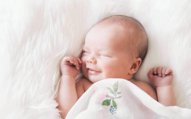 睡眠习惯|宝宝睡觉时出现这个表情,大脑发育多半已达标,看看你家娃有没有