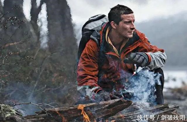 蛇虫鼠蚁 盘点《荒野求生》里的错误示范,贝爷这样做没事,你这么干就完了