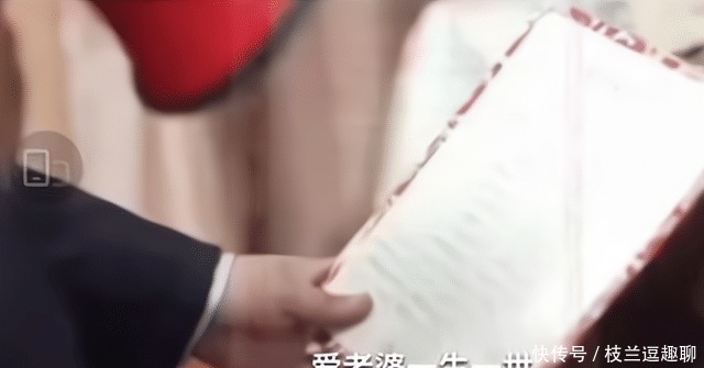 撕毁|婚礼上,新郎不肯读“爱的宣言”当众撕毁,新娘的举动显高情商