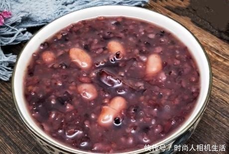早餐煮杂粮粥,掌握1点窍门,粥软糯黏稠香味足,豆子不生硬