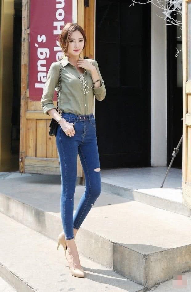 人高腿长,穿上高跟鞋搭配修身裤,不管正面还是背面都会很美