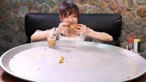 大胃王挑战82寸“披萨”,拿起后看清真实大小,网友我也吃得完