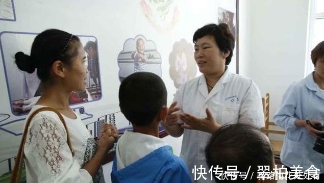 积食|吃一餐等同于10瓶罐头的“毒晚餐”,若娃经常吃,易积食变矮个