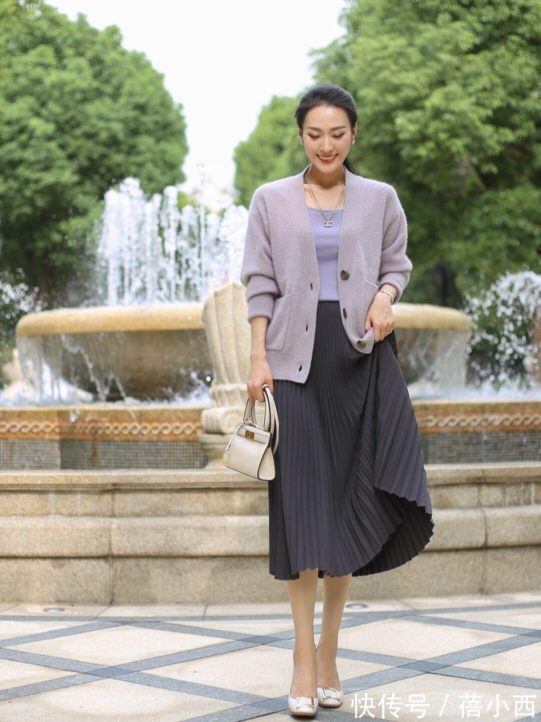 紫色 “针织开衫”才是永不过时的春季单品,时髦又高级,谁穿谁优雅