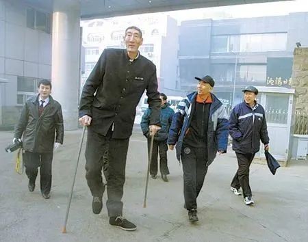 第一男|中国第一男巨人鲍喜顺:12年前不听医生建议生下儿子,如今怎样了