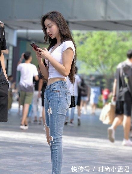 破洞牛仔裤 裤子破洞多可以理解,美女穿牛仔裤,不注意半个腿都要露出来