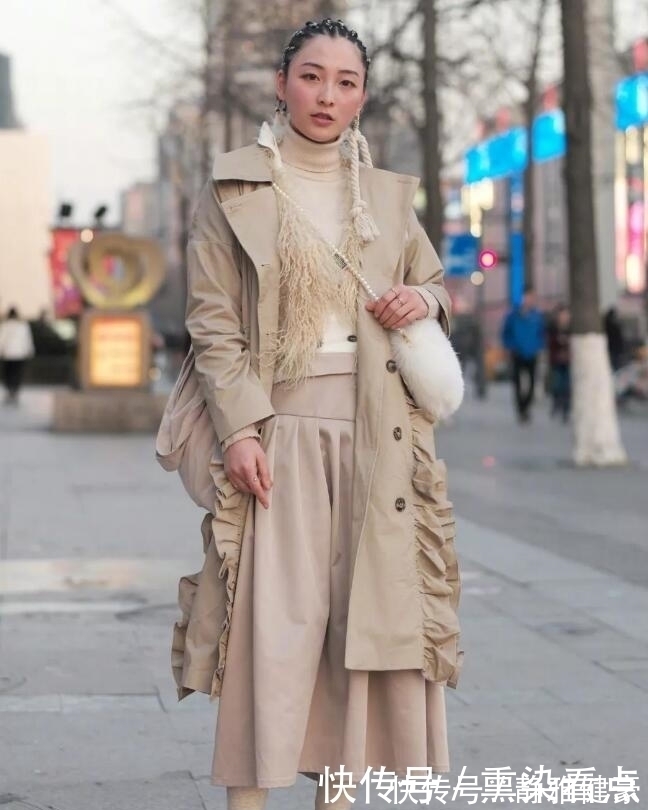 高腰衫|街拍：清新典雅的小姐姐，黑色高腰衫配白色短裤，时尚与性感兼具