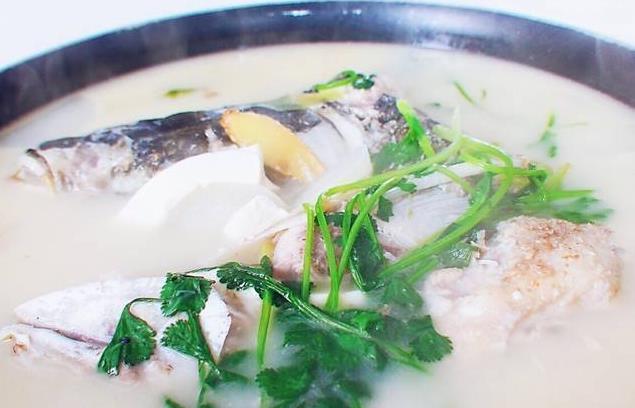 再加|炖鱼头汤时,不要直接加水炖再加一步鱼汤又白又浓,很好吃