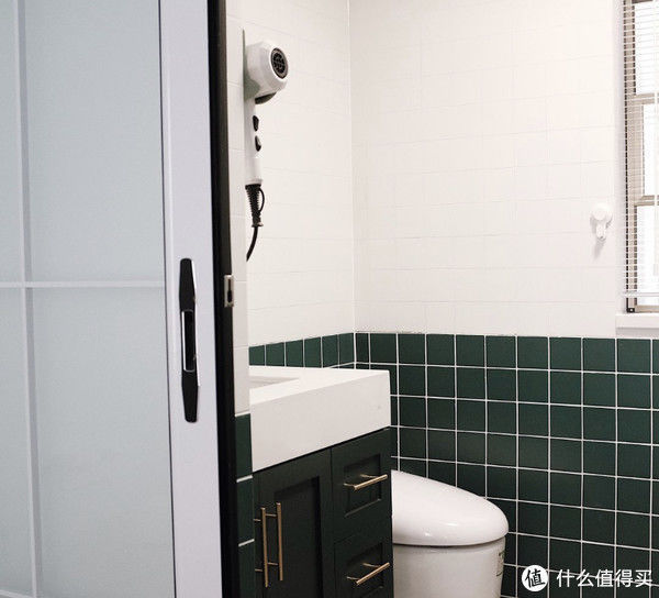 夫妻|这对夫妻太有远见，把次卧和客厅打通，清爽开阔，日子过得简单舒适