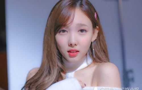 林娜琏的美欣赏不来,近照自拍脸像填充过头