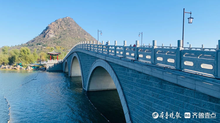 情报员|治愈系风景上线！情报员航拍初冬的济南华山，湖光山色尽收眼底