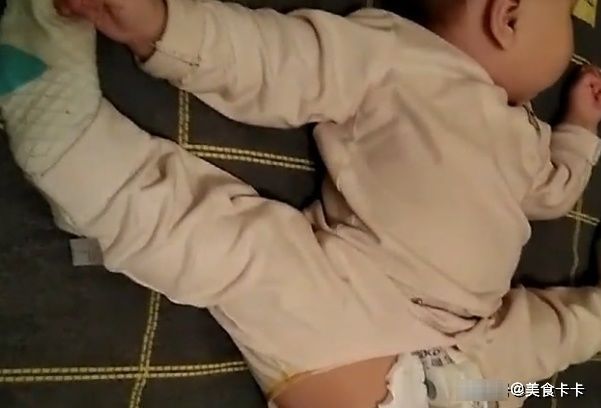 检查|宝宝睡觉总是踢被子，妈妈开灯检查后，看清眼前画面乐开了花