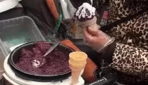 校门口|老奶奶校门口卖独特“冰淇淋”,5元一个,家长鼓励孩子买