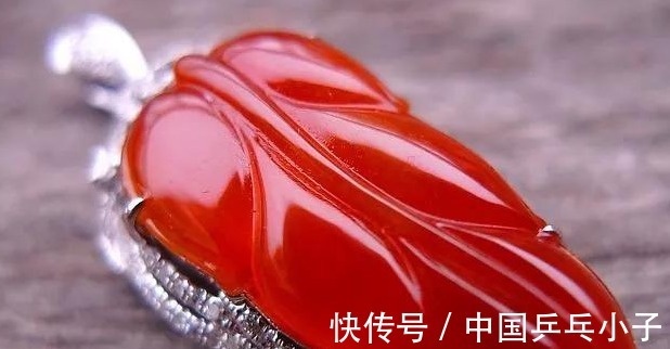 翡翠$“千种玛瑙，万种玉”，翡翠颜色多种多样，看完会帮你成翡翠高手！