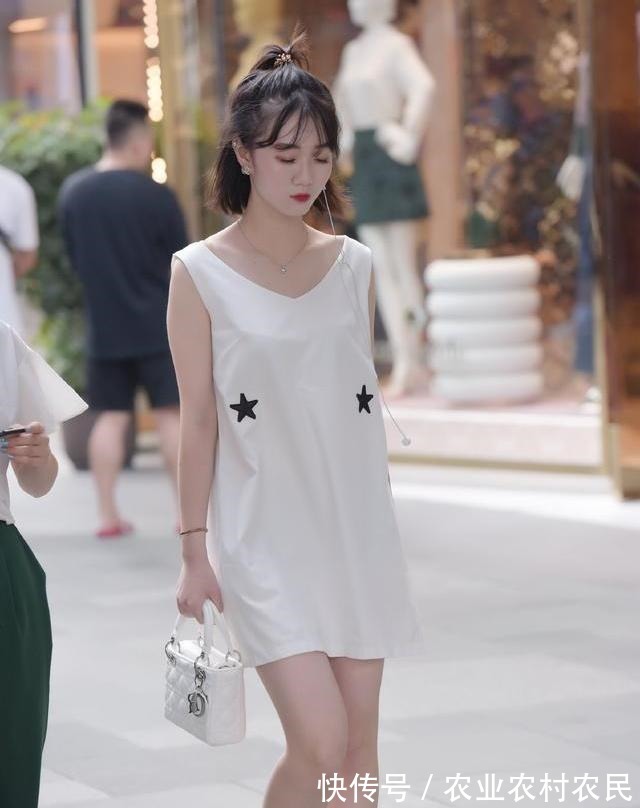 白衣 白裙再加上一点“特别”的搭配就能体现曼妙的身姿,自然又清新!