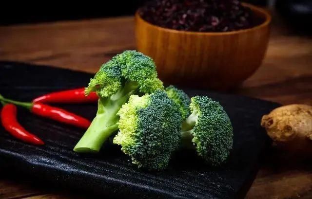 查出甲状腺结节,能吃“发物”吗?提醒:4类食物,趁早撤离饭桌