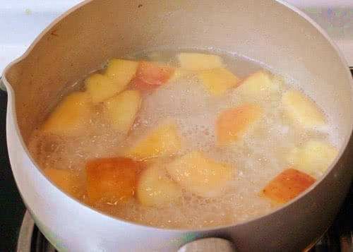 60岁老太太用苹果煮水喝，坚持了个把月，肌肤好到令人羡慕