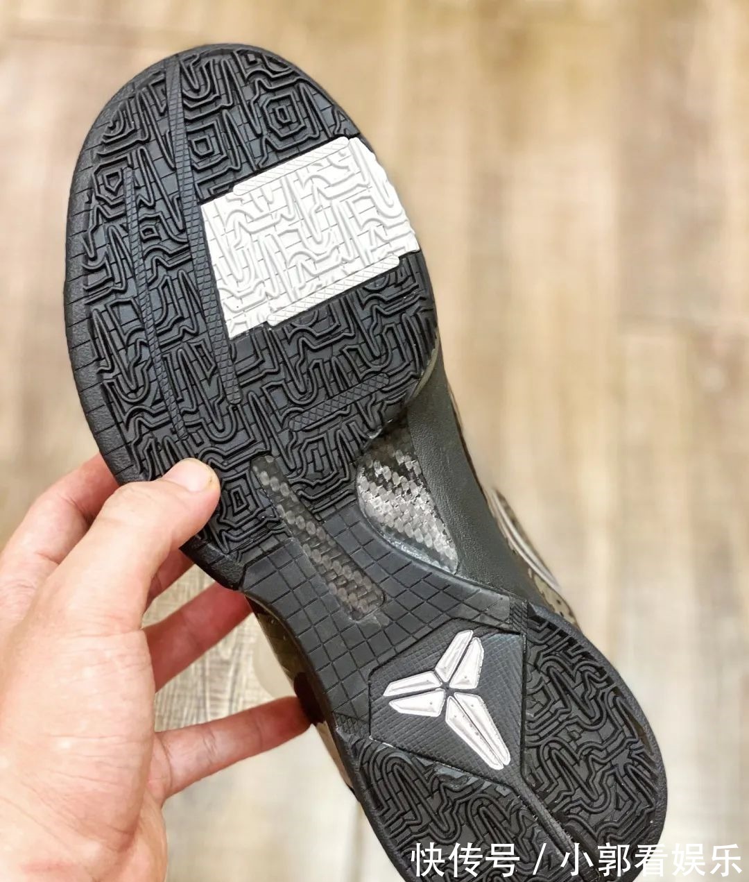 a23 致敬科比!耐克Zoom Kobe 5黑武士开箱,简直帅呆了!
